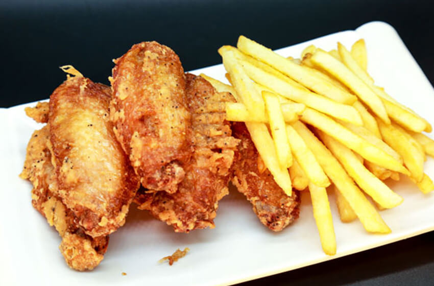  3 CHICKEN WINGS & CHIPS (FRENCH FRIES) 